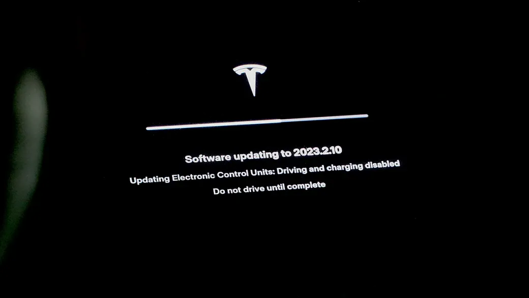 Оновлення прошивки автомобіля Tesla