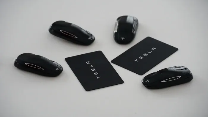 Програмування ключів Tesla